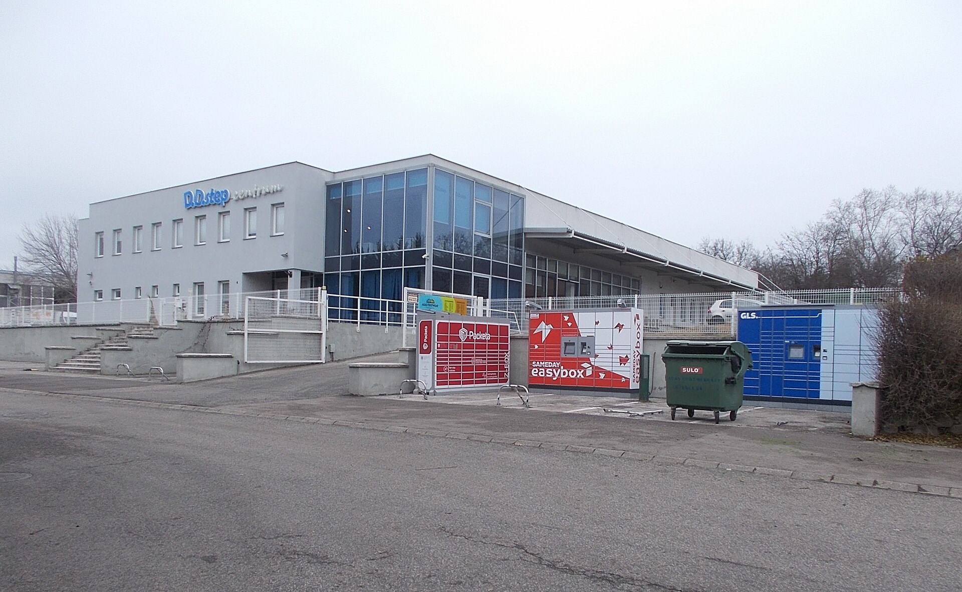 Entrepôt logistique et colis