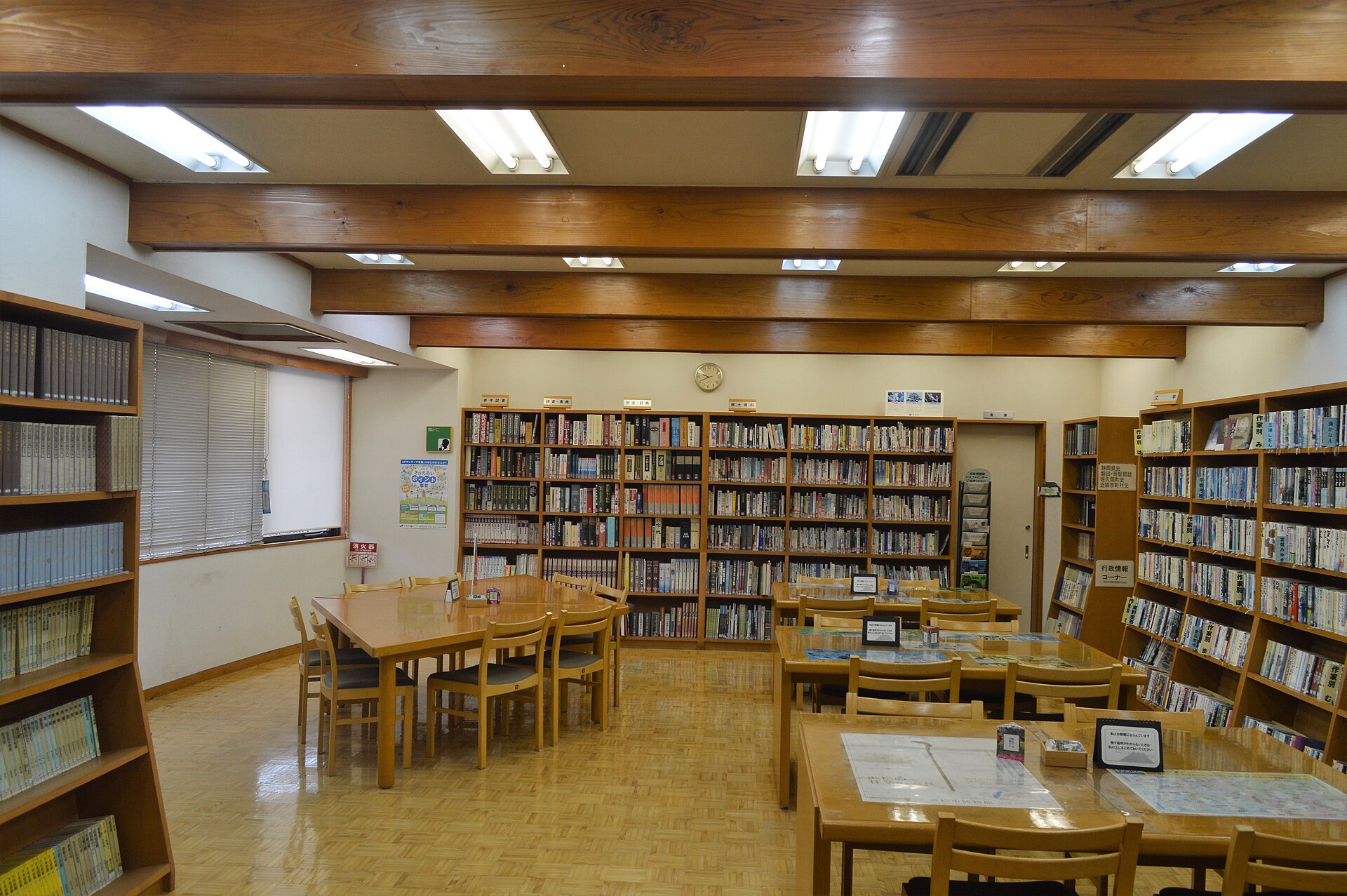 Rayonnages d'une bibliothèque